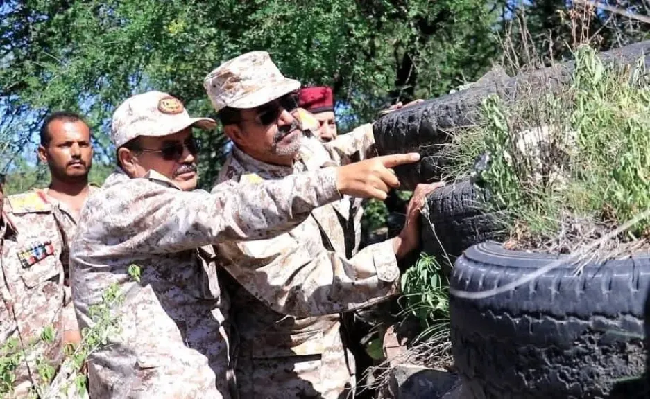 رئيس أركان المنطقة العسكرية الرابعة يشيد بجاهزية قوات الجيش في جبهات تعز